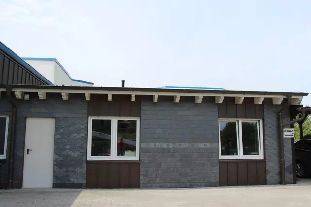 Bürogebäude mit Schieferfassade und Stehfalz-Elementen