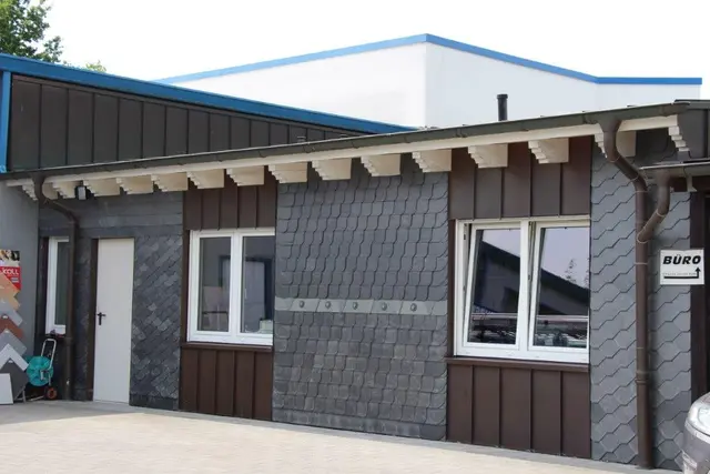 Schindel-Deckung an einer Hausfassade