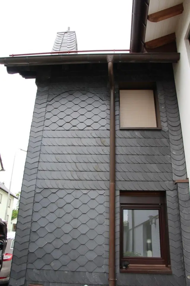 Schiefergedeckter Turm mit Kupfer-Fallrohr