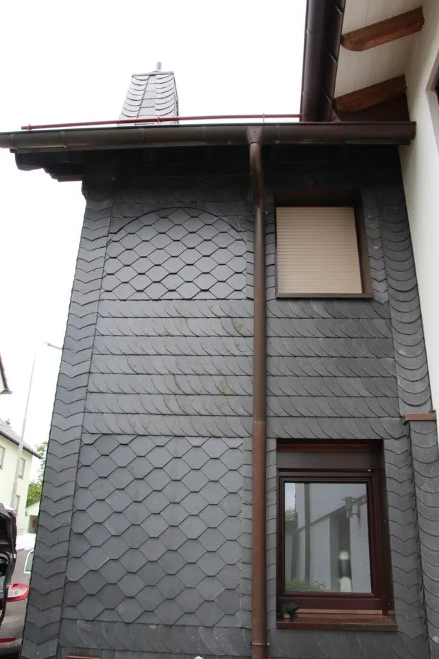 Schieferfassade mit Turm