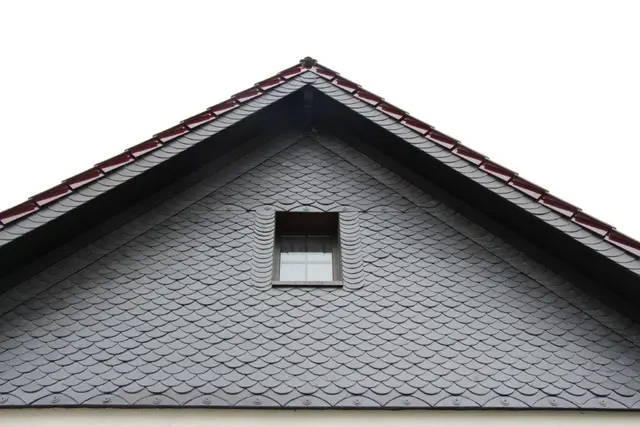 Symmetrischer Schiefergiebel mit rotem First