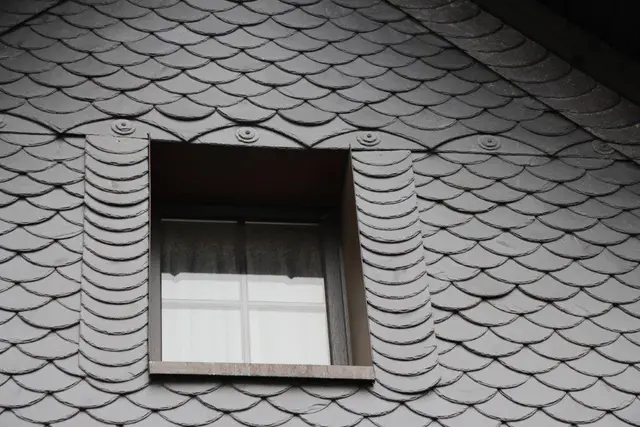 Schieferdeckung im Detail mit Zierelementen