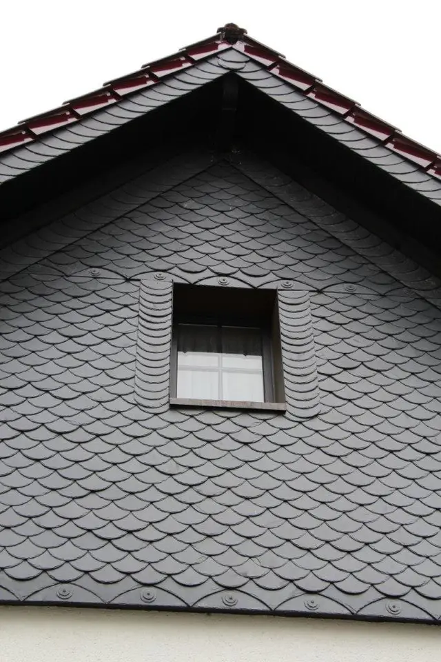 Schiefergiebel mit eingefasstem Fenster