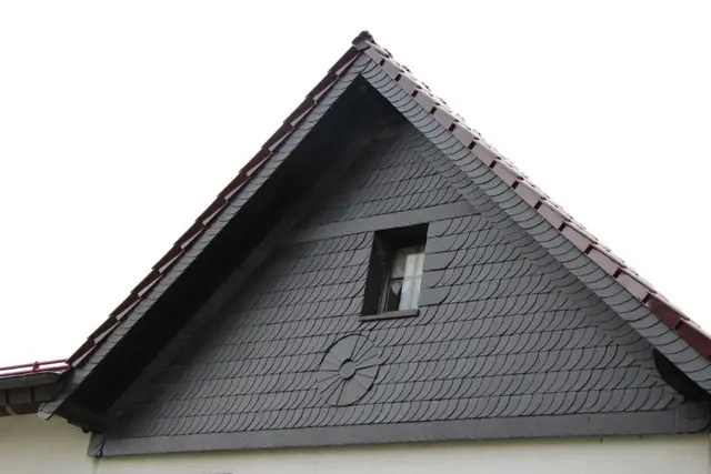 Schieferarbeiten an einer Giebelwand