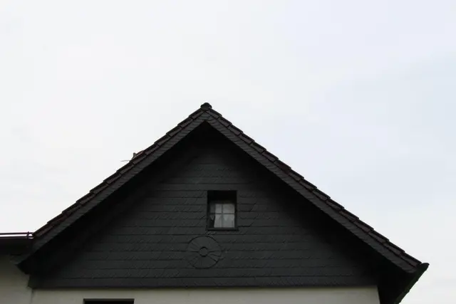 Schieferfassade mit Ortgang-Detail