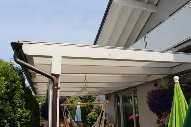 Freistehende Terrassenüberdachung im Garten