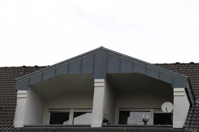 Dachgaube mit Zinkverkleidung und Balkon